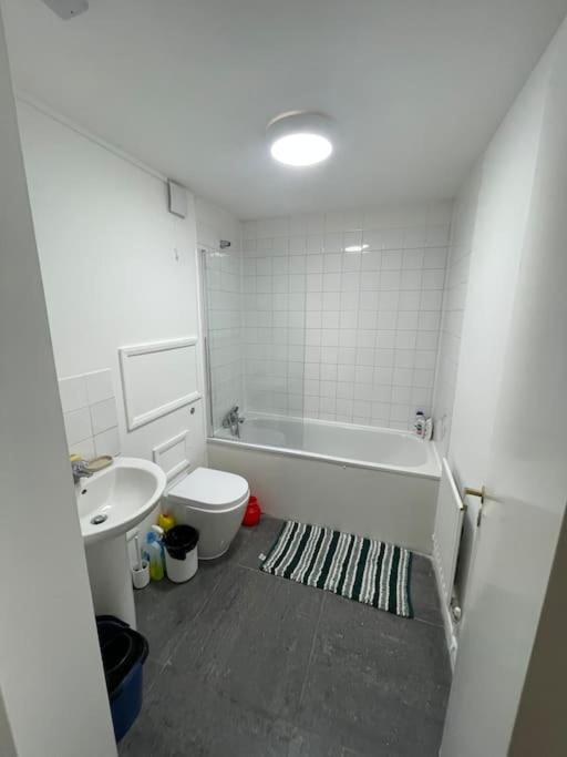 Lovely Spacious Entire 1 Bedroom Apartment - New Management Londres Exterior foto